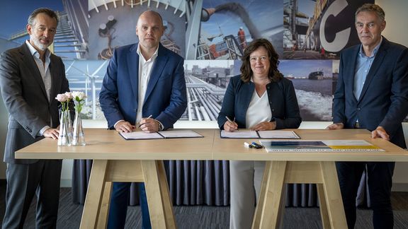 Foto: Jerry Lampen V.l.n.r.: Boudewijn Siemons, Egbert van der Wal, Vivienne de Leeuw – Havenbedrijf / Peter van der Linde – Algemeen Directeur Boskalis Nederland