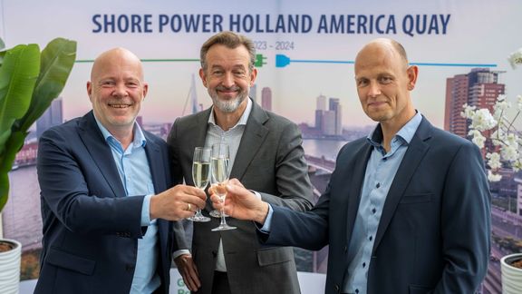 Start of construction of shore power Rotterdam. Flnr Alderman Robert Simons Boudewijn Siemons and Peter Castberg Knudsen.