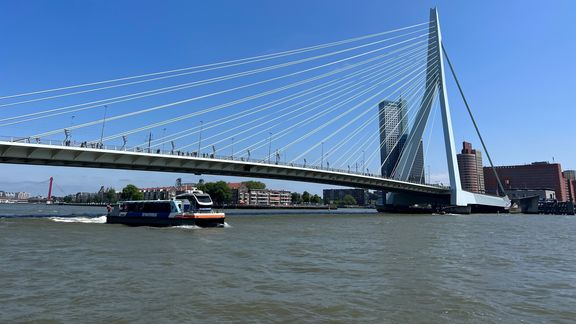 Waterbus vaart onder de Erasmusbrug door