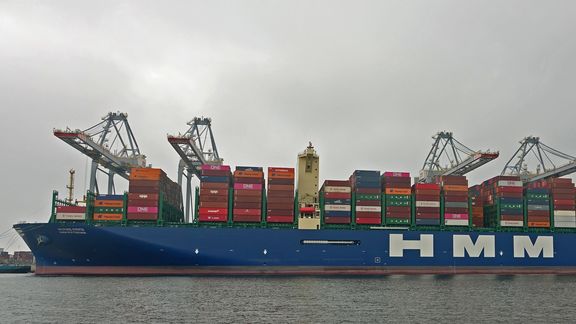 HMM Rotterdam aan de kade bij de ECT Terminal in de Amazonehaven