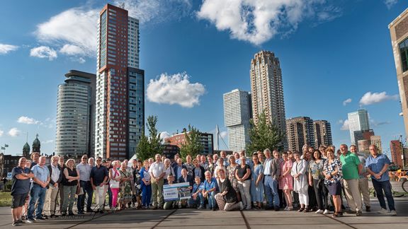 Groepsfoto gedoneerden DeltaPORT Donatiefonds bij Walhalla met op de achtergrond het WPC, de Rotterdam, Montevideo en New Orleans