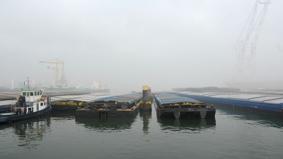 Barges Waalhaven Zuidzijde