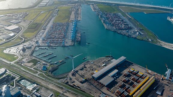 从空中俯瞰 Maasvlakte 2，最左侧是 Slufter，最上方是带有 APMT 和 RWG 终端的 Amaliahaven 公主，最下方是 SIF、FutureLand 和 Haliade X。