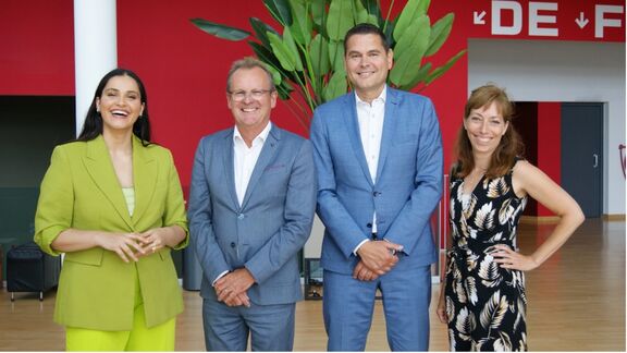Links Elaha Abhar (hoofd development), Marc van Kaam (algemeen directeur), Ulrike Söbbeke (zakelijk directeur) van het Luxor Theater en tweede van rechts Richard van der Eijk (hoofd Communicatons
