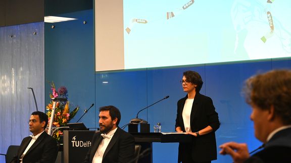 Shahrzad Nikghadam tijdens haar promotie aan de TU Delft
