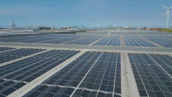 Het Sunrock zonnedak op Distripark Maasvlakte West