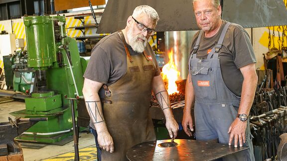 Meestersmid Bas Drost en houtbewerker Martin Verkade in hun werkplaats in het Leuvepaviljoen