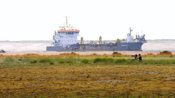 Willem Berents tijdens het filmen van Wild Port of Europe