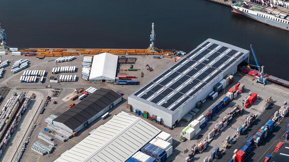 De terminal van Broekman Logistics gezien vanuit de lucht