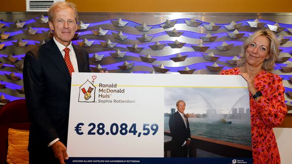 Allard Castelein en Natasja Jongenotter met cheque