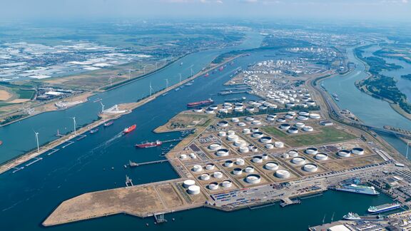 Terminals in de Europoort vanuit de lucht gezien