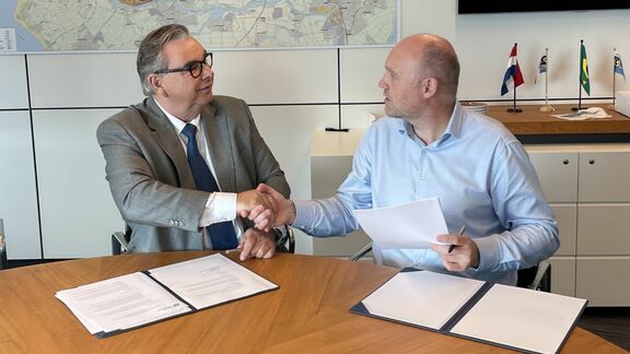 Op de foto: Ton van Meegen, PortLiner en Egbert van der Wal, Havenbedrijf Rotterdam