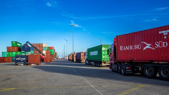 Vrachtwagens in de file bij de terminal