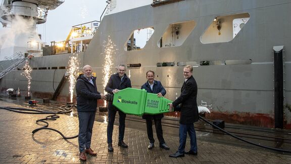 Robert Simons, Peter van der Linde, Jeroen Castelijn, Eric van der Schans met walstroomstekker