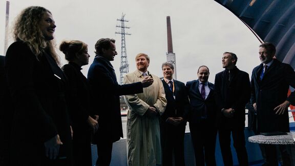 Koning Willem-Alexander tijdens zijn bezoek aan Duisport