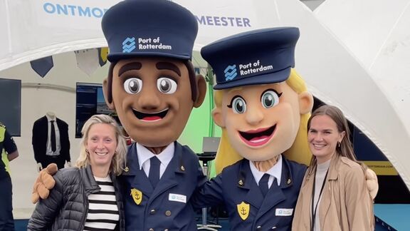 Collega's samen mascottes stand Wereldhavendagen