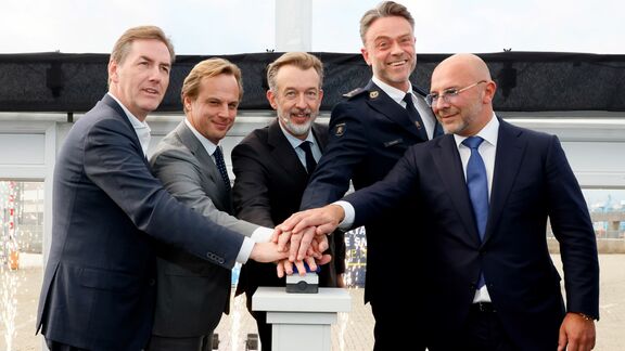 From left to right: Leo Ruijs (Hutchison Ports ECT Rotterdam), Patrick Vroegop (Rotterdam World Gateway), Boudewijn Siemons (Havenbedrijf Rotterdam), Dennis Grootaers (Douane Rotterdam Haven), Andre Kramer (Qterminals Kramer Rotterdam). Photo: Roy Borghouts