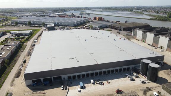 De productielocatie en hoofdkantoor van Peute Group in Alblasserdam, verbonden met de BCTN containerterminal aan de Noord. Foto: Peute