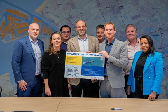 Van Oord tekenen overeenkomst voor de aanvoer van zand uit zee voor nieuw terrein in Prinses Alexiahaven