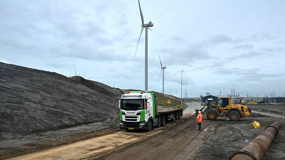 Voormalige Duizendknoopgrond wordt gebruikt voor verhoging Slufterdijk (Ries van Wendel de Joode)