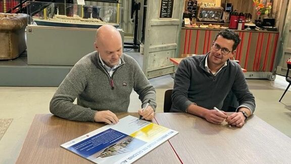 Op 8 december 2023 ondertekende Egbert van der Wal, executive manager Havenbedrijf Rotterdam en Landré Schrijver, algemeen directeur van aannemer Jongekrijg, het veiligheidsprotocol voor de gehele bouwfase van de nieuwbouw ‘Het Magazijn’.