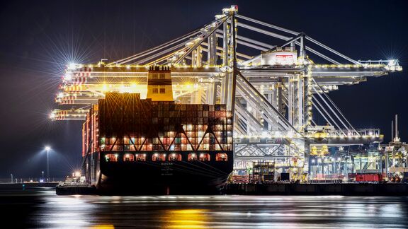 RWG- terminal in de Rotterdamse haven bij nacht
