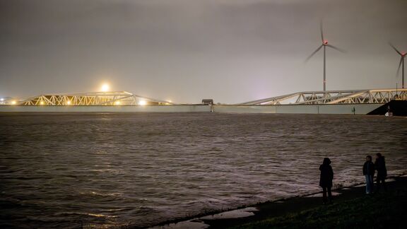 De Maeslantkering is gesloten op donderdag 21 december 2023 door hoogwater. Foto: Rijkswaterstaat