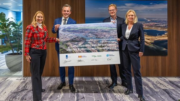 Vlnr: Jeannette Baljeu, Mark Harbers, Eric van der Schans, Chantal Zeegers. Foto: Ministerie van I