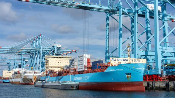 Laura Maersk bunkert voor het eerst groene methanol in Rotterdam. Foto: Jerry Lampen