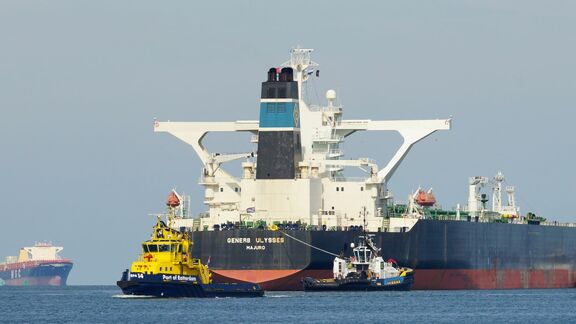 RPA 14 met sleper haalt schip binnen