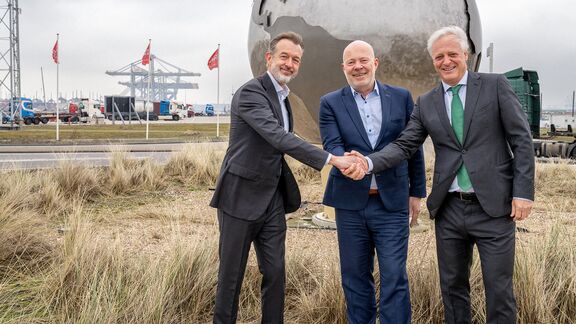 图从左到右：Boudewijn Siemons（鹿特丹港务局）、Robert Simons（鹿特丹市政府）和Ronald Lugthart（RWG）