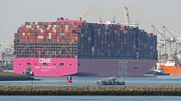 Het Hoeksveer op de Maasvlakte met de One Integrity op de achtergrond