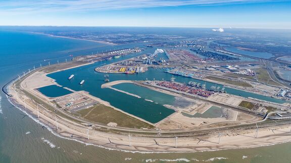 Luchtfoto van Maasvlakte 2 met nieuw land in Prinses Alexiahaven (foto: Martens Multimedia)
