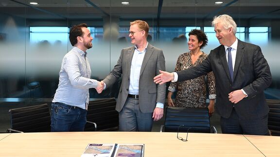 Van links naar rechts: Roy Blokvoort (Expload), Eric van der Schans (Havenbedrijf Rotterdam), Jeannette Blokvoort-Kamp (Expload), Jan Huibers Saricon/van den Herik.