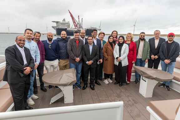 Port management team aan dek van schip aan de Maasvlakte