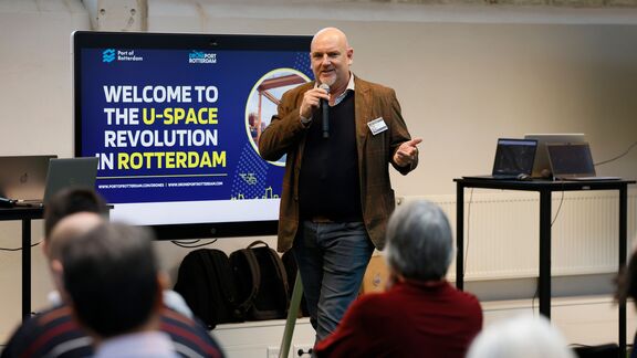 Oscar van Veen op het podium tijdens U-Space Revolution