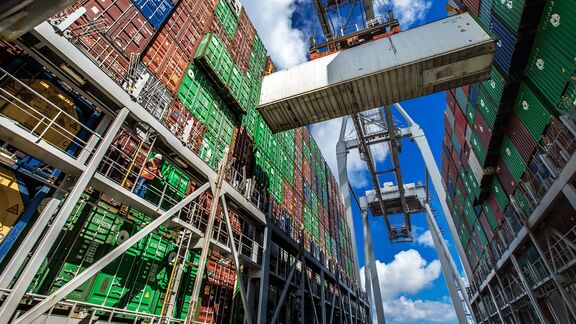 Container wordt op een containerschip gezet