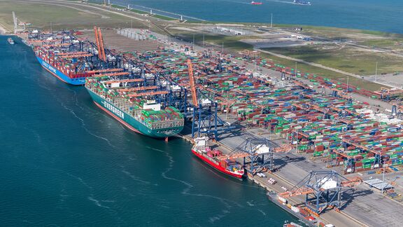 Euromax terminal op Maasvlakte 2 gezien vanuit de lucht. Foto: Martens Multimedia