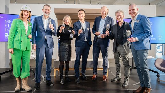 Een proost op de doop van de Ferro Offices v.l.n.r: Delian de Gier, strategisch communicatieadviseur Rotterdam Makers District; Boudewijn Siemons, CEO