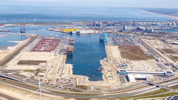 <meta charset="utf-8">The cross dock facility in the Amaliahaven, in the left bottom corner.