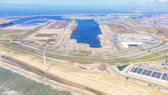 De Amaliahaven vanuit de lucht gezien in mei 2024