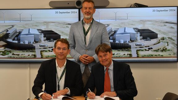 <meta charset="utf-8"> Vlnr: Maarten Abbenhuis ( COO TenneT), Boudewijn Siemons (CEO Havenbedrijf Rotterdam) en Frans Everts (<meta charset="utf-8">Geschäftsführer Shell Niederlande). Foto: Shell, Ernst Bode.