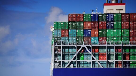 Containers aan boord van een containerschip