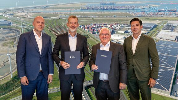 Fltr: Egbert van der Wal, Boudewijn Siemons (Port of Rotterdam Authority) and John Weijtmans, Philipp Rainer (Swietelsky Rail Benelux B.V.).