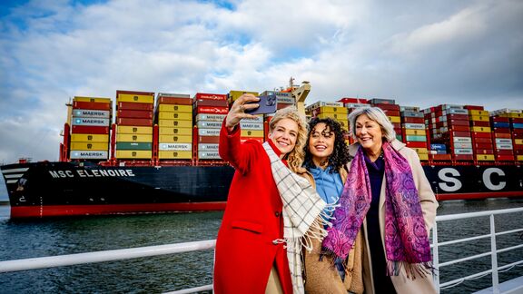 Familie maakt selfie op de rondvaart