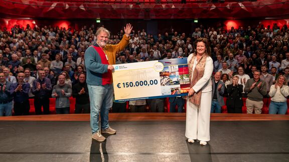 Vivienne de Leeuw rijkt de cheque uit aan JEF