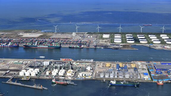 Luchtfoto chemiebedrijven in de haven