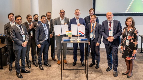 AM Greenen de Port of Rotterdam Authority tekende een Memorandum of Understanding