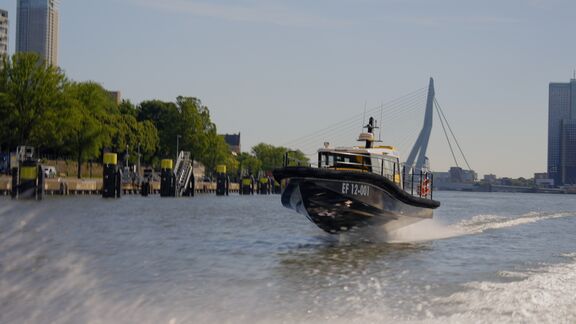 De RPA Zero vaart over de Nieuwe Maas