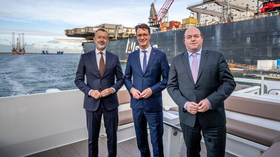 Boudewijn Siemons poseert met een delegatie van Duisport op de Nieuwe Maze